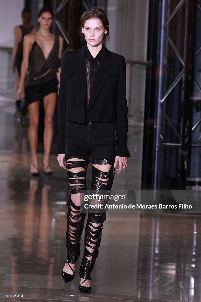 Anthony Vaccarello : Runway - Paris Fashion Week Womenswear Fall/Winter 2016/2017