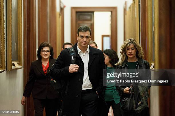 Spanish Socialist Party leader Pedro Sanchez and his wife Begona Gomez walk along a corridor after a debate to form a new government at the Spanish...