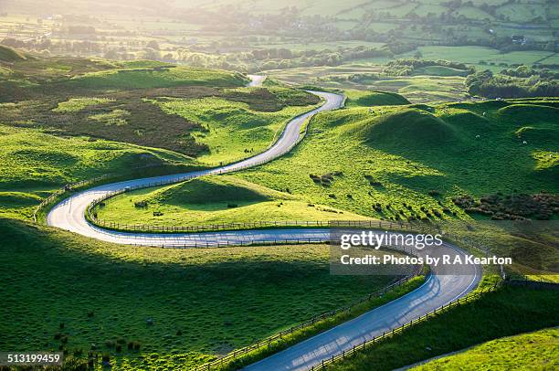 bendy road, mam tor, castleton - winding road stock-fotos und bilder