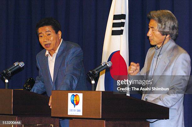 South Korean President Roh Moo Hyun and Japanese Prime Minister Junichiro Koizumi attend a joint press conference after their meeting on December 17,...