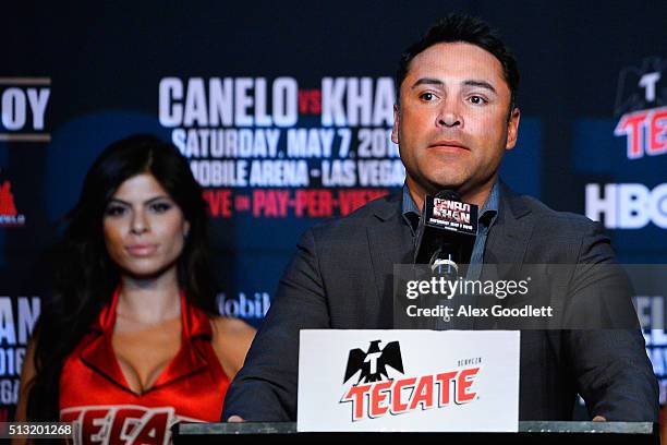 Oscar De La Hoya promotes a fight between Canelo Alvarez and Amir Khan during a press event at the Hard Rock Cafe on March 1, 2016 in New York City.