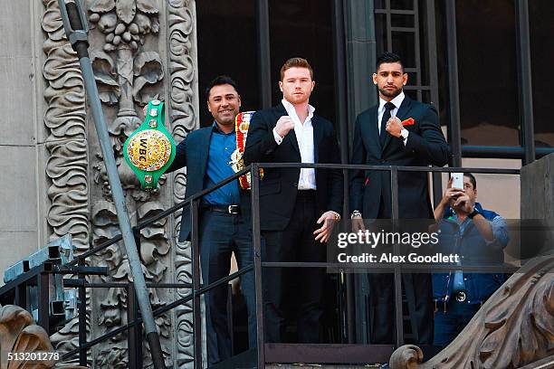 Oscar De La Hoya poses for photos with Canelo Alvarez and Amir Khan during a press event at the Hard Rock Cafe on March 1, 2016 in New York City.