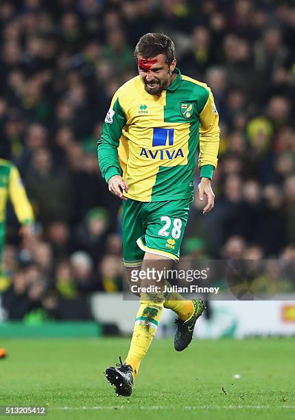 Gary O'Neil of Norwich City bleeds during the Barclays Premier League match between Norwich City and Chelsea at Carrow Road on March 1, 2016 in...