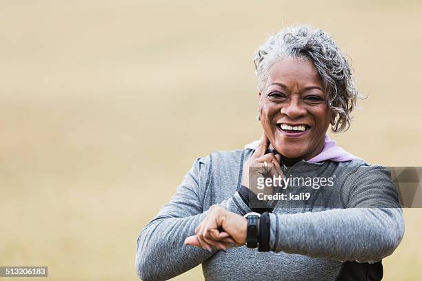 senior mujer hacer ejercicio, tomando el pulso - cardíaco fotografías e imágenes de stock