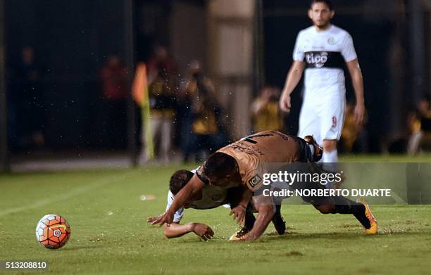 Javier Cortes of Mexico's Pumas vies for the ball with Julian Benitez of Paraguay's Olimpia during their 2016 Libertadores Cup football match at...