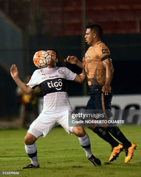 Marcelo Alatorre of Mexico's Pumas vies for the ball with Julian Benitez of Paraguay's Olimpia during their 2016 Libertadores Cup football match at...