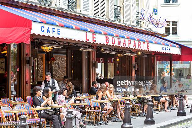 street cafe in paris, france - bar paris stockfoto's en -beelden