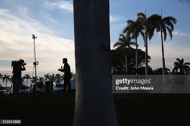 Journalists await the arrival of Republican Presidential frontrunner Donald Trump at the Mar-A-Lago Club on March 1, 2016 in Palm Beach, Florida....