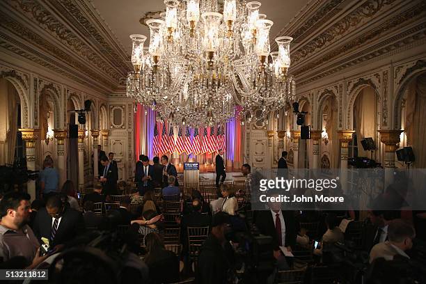 Journalists await the arrival of Republican Presidential frontrunner Donald Trump at the Mar-A-Lago Club on March 1, 2016 in Palm Beach, Florida....