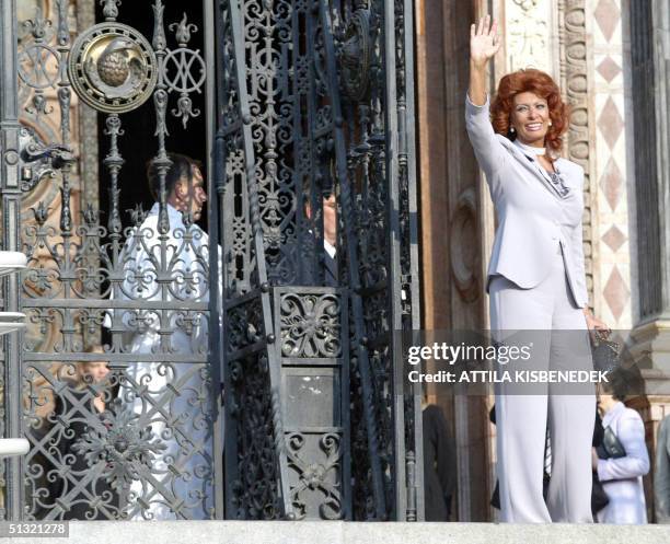 Italian film star Sophia Loren waves on the stairs of the Basilica in downtown Budapest 18 September 2004 prior to her son Carlo Ponti's wedding...