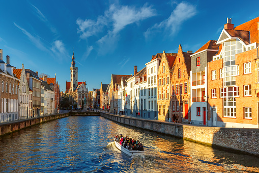 tourist-boat-on-canal-spiegelrei-bruges-belgium.jpg?b=1&s=170667a&w=0&k=20&c=7fW9I3tp3Sbq19bA0DfG-xnXFKc8u2FpG834NyuRjyY=
