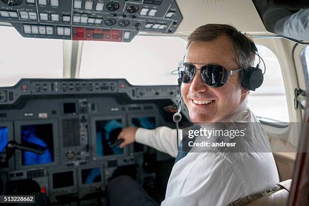 pilot flying a private plane - piloot stockfoto's en -beelden