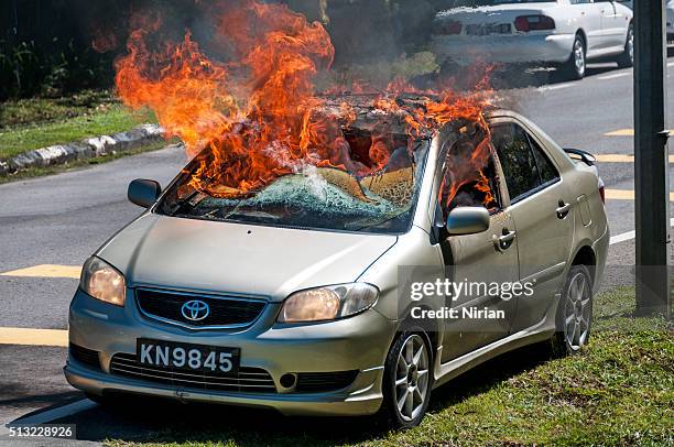 car in flames - horrible car accidents stockfoto's en -beelden