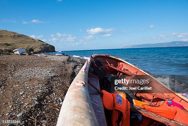 barcos de migrantes abandonado na ilha de lesbos, grécia - refugiado imagens e fotografias de stock