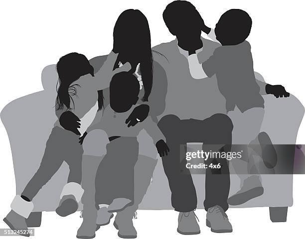 familie sitzt auf sofa zusammen - familie sofa stock-grafiken, -clipart, -cartoons und -symbole