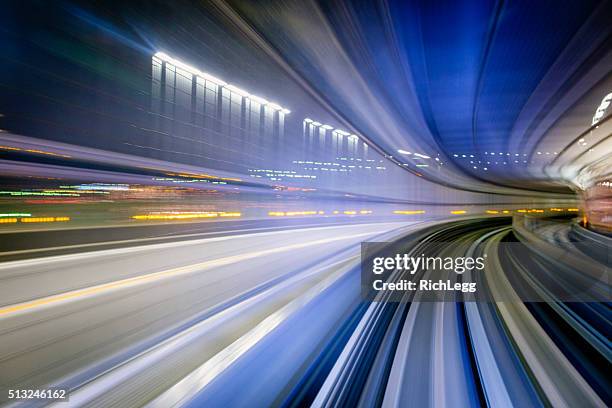 highway next to a train in tokyo japan - hogesnelheidstrein stockfoto's en -beelden