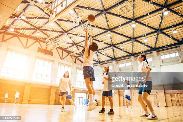 weibliche basketball team spielt in japanischen hoch schule - basketball sport stock-fotos und bilder