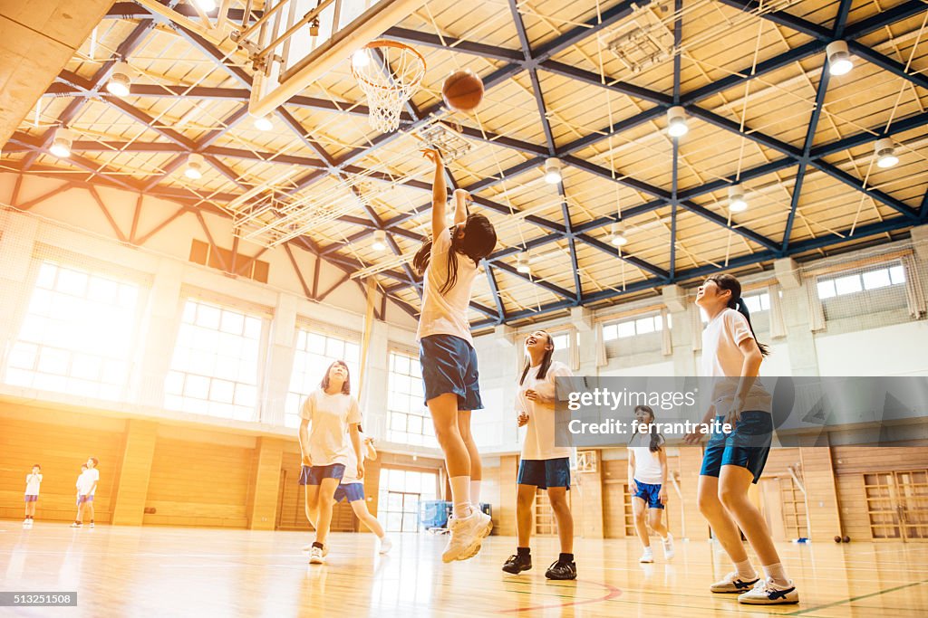 Equipa de basquetebol feminino tocar em Japonês High School