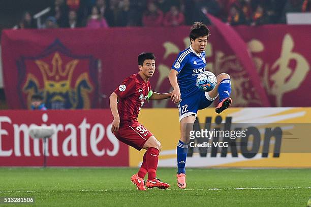 Sun Xiang of Shanghai SIPG defends against Kwon Chang-hoon of Suwon Samsung Bluewings during the AFC Champions League Group G match between Shanghai...
