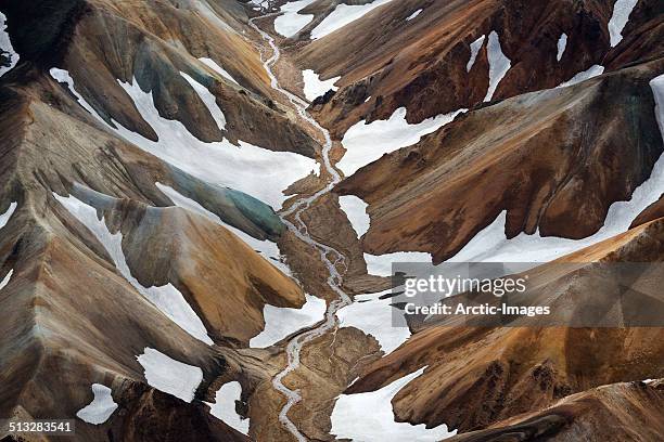 river bed in landmannalaugar, iceland - nature pattern stock-fotos und bilder