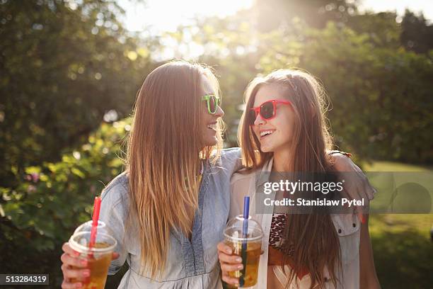 two girls enjoying bubble tea - bebida fresca imagens e fotografias de stock