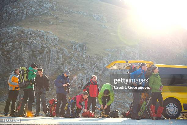 mountaineering - people climbing walking mountain group stockfoto's en -beelden