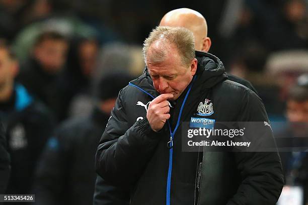 Steve McClaren manager of Newcastle United looks on dejected during the Barclays Premier League match between Stoke City and Newcastle United at the...