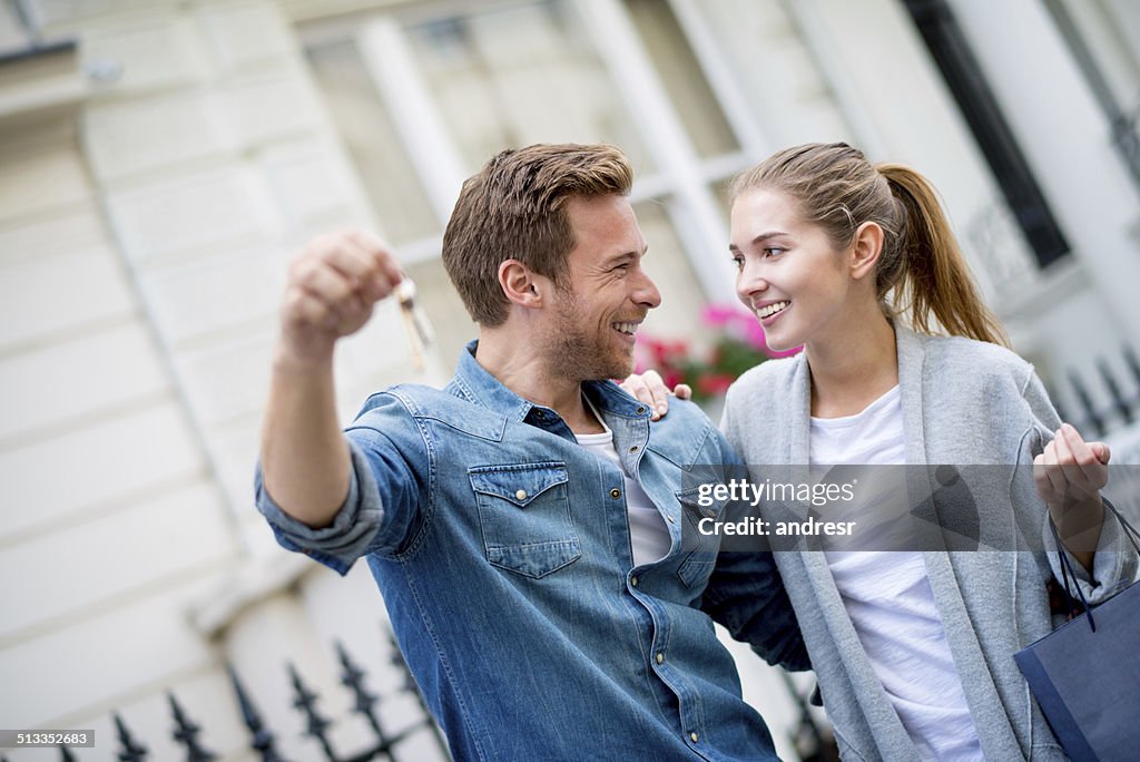 Pareja compra una casa