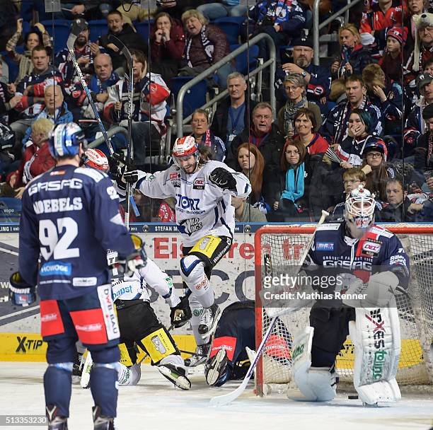 Toni Ritter of the Schwenninger Wild Wings celebrates after scoring the 2:3 during the game between the Eisbaeren Berlin and the Schwenninger Wild...
