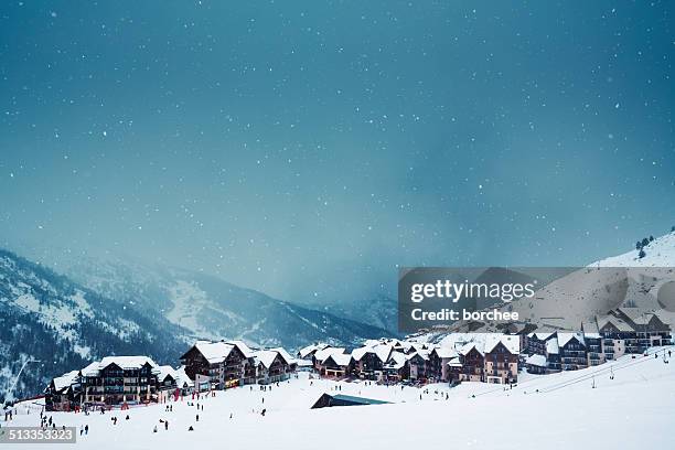 スキービレッジ、ユキコ日 - alpes france ストックフォトと画像