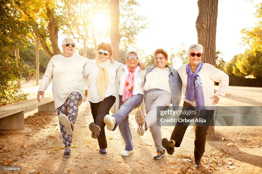 Happy senior Erwachsene Frau mit Sonnenbrille