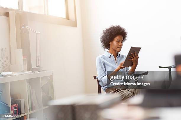 businesswoman using digital tablet - een tablet gebruiken stockfoto's en -beelden