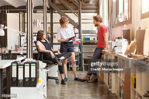business people working in office - shorts stockfoto's en -beelden
