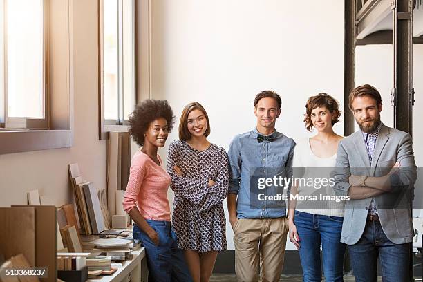 confident multi-ethnic business people in office - cinco personas fotografías e imágenes de stock