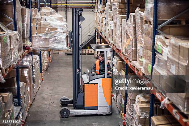 arbeiter auszug ein gabelstapler tragen pappkarton im lagerhaus - transportpalette stock-fotos und bilder