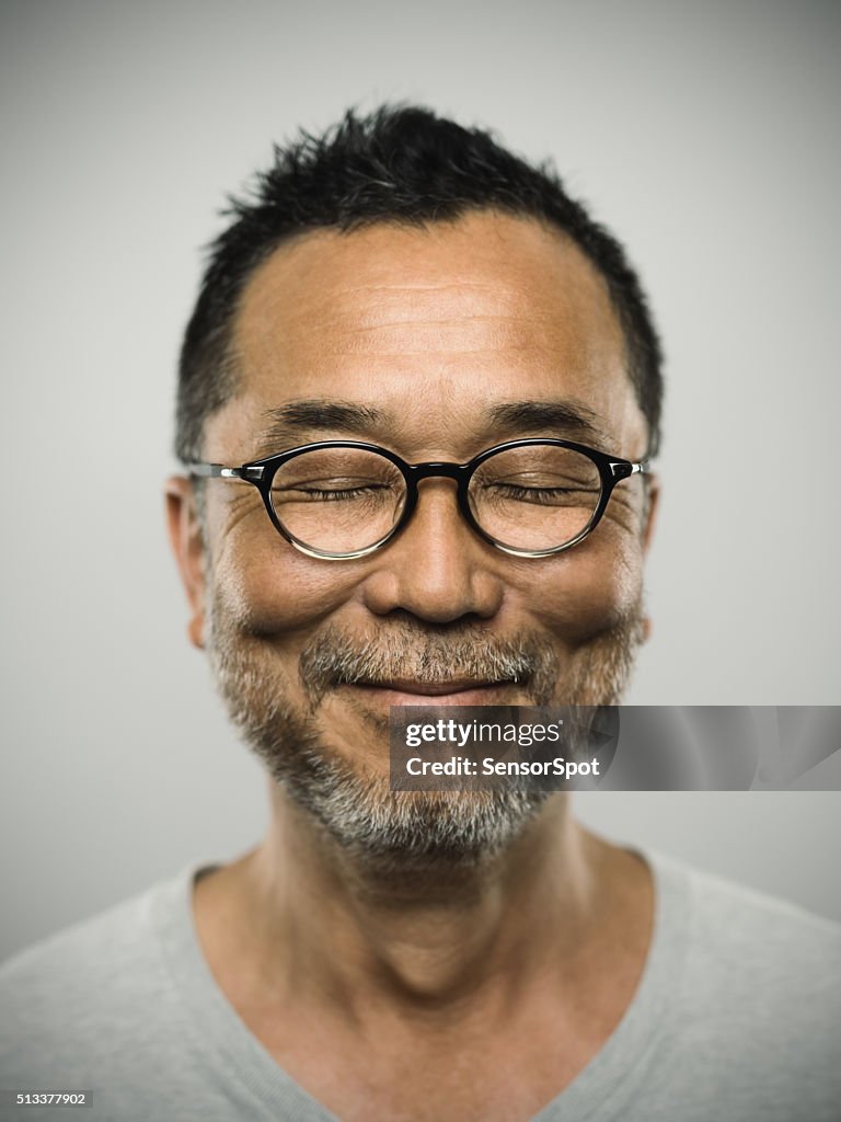 Porträt einer japanischen Mann mit Brille