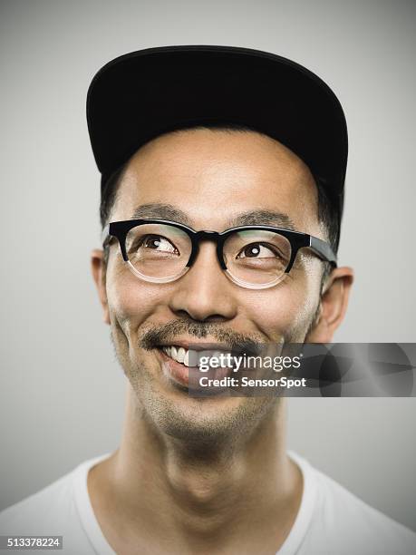 ritratto di un giovane uomo con grande sorriso giapponese - portraits studio smile foto e immagini stock