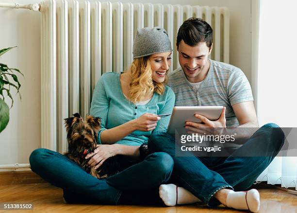 heureux couple shopping en ligne. - dog stock photos et images de collection