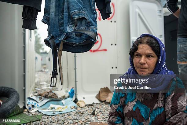 syrie réfugiés kurdes sur lesbos, grèce - réfugiés et personnes déplacées photos et images de collection
