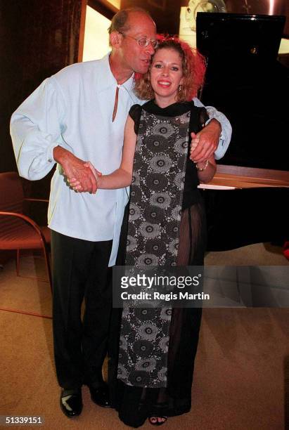 14 APRIL 2000 - DAVID HELFGOTT AND JANE RUTTER BACKSTAGE AFTER "THE IMPOSSIBLE DREAM" FUNDRAISING CONCERT FOR ROMAC AT THE MELBOURNE CONCERT HALL.