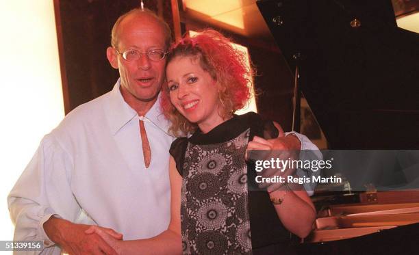 14 APRIL 2000 - DAVID HELFGOTT AND JANE RUTTER BACKSTAGE AFTER "THE IMPOSSIBLE DREAM" FUNDRAISING CONCERT FOR ROMAC AT THE MELBOURNE CONCERT HALL.