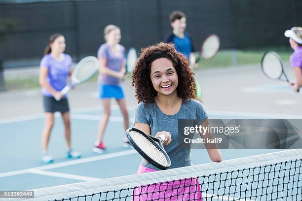 körperbehinderte teenager mädchen spielen tennis - amputee stock-fotos und bilder