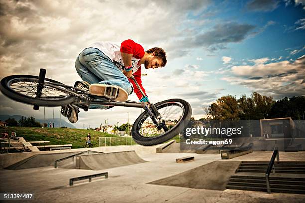 bmx fahrer - hohe aufnahmegeschwindigkeit stock-fotos und bilder