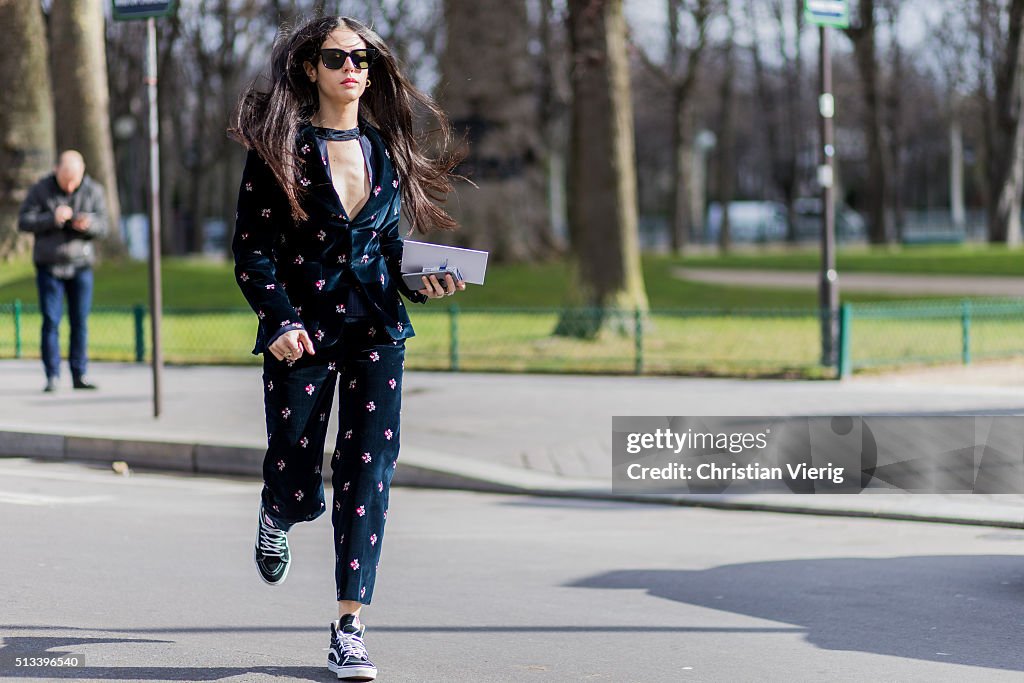 Street Style -Paris Fashion Week : Day Two Womenswear Fall Winter 2016/2017