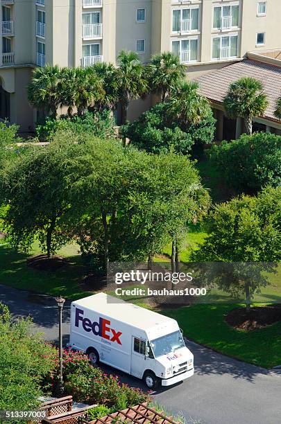 fedex express truck on delivery - fedex truck 個照片及圖片檔