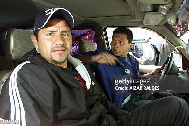 Los jugadores de Bolivar Luis Gatty Riveiro y Juan Carlos Paz Garcia abandonan el estadio Simon Bolivar el 23 de septiembre de 2004 en La Paz...