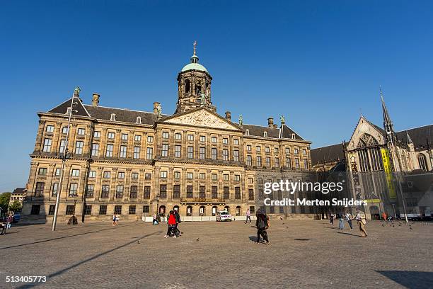 the amsterdam dam square and royal palace - amsterdam royal palace 個照片及圖��片檔