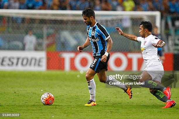 Henrique Almeida of Gremio battles for the ball against Edson Puch of Liga de Quito during the match Gremio v Liga de Quito as part of Copa...