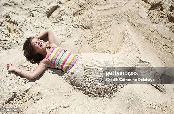 a mermaid girl on the beach - somente crianças - fotografias e filmes do acervo