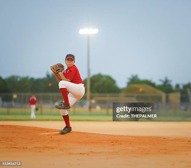 young-baseball-liga-pitcher - baseball pitcher stock-fotos und bilder